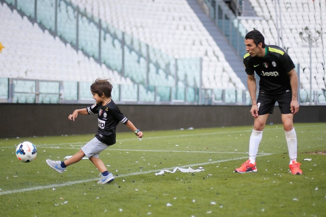 Buffonovi kluci si v dresech s tátovou jedničkou na zádech zakopalo penalty...