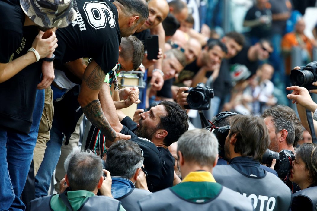 Gianluigi Buffon se před zápasem přišel rozloučit osobně s fanoušky