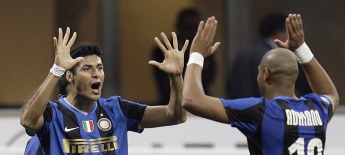 Útočník Julio Ricardo Cruz (vlevo) se raduje společně se spoluhráčem z Interu Milán Adrianem.