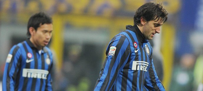 Diego Milito a Juto Nagatomo (vlevo) zklamaně opouští hřiště po prohře s Novarou