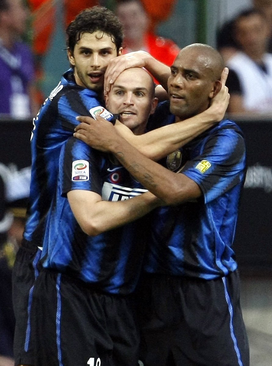 Esteban Cambiasso slaví s Andreou Ranocchiou (vlevo) a Douglasem Maiconem gól do sítě Chieva