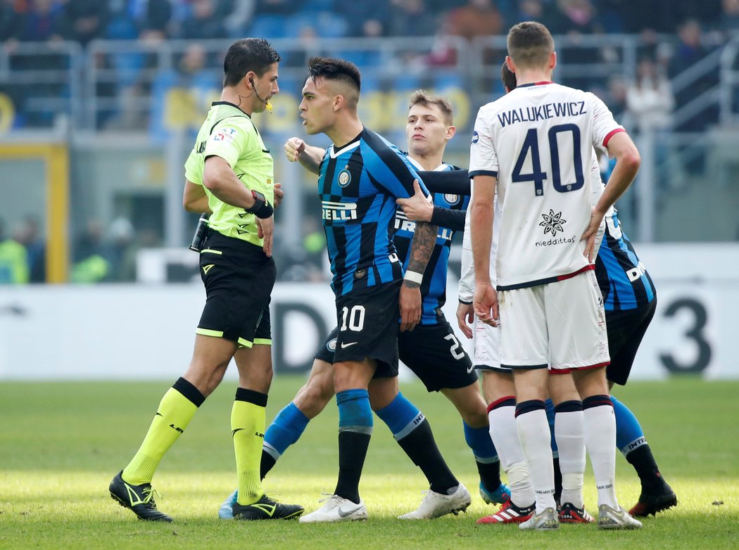 Lautaro Martinez se vrhá na rozhodčího poté, co ho v zápase s Cagliari vyloučil