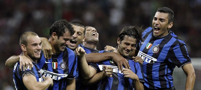 Hráči Interu Milán oslavují vítězství.