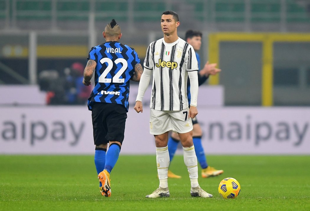 Zklamaná hvězda Juventusu Cristiano Ronaldo během utkání s Interem Milán