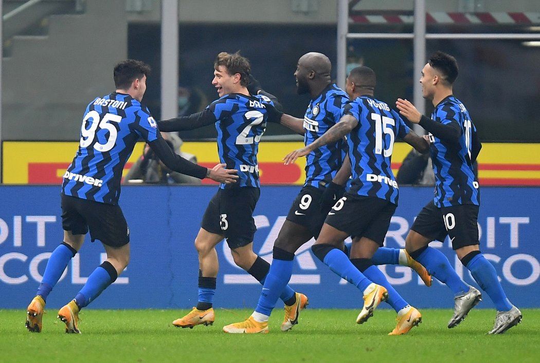 Radost fotbalistů Interu Milán v utkání proti Juventusu