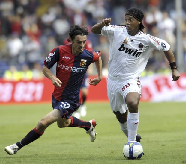 Ronaldinho z AC Milán a Giuseppe Biava z FC Janov (vlevo). Ronaldinho z AC Milán a Giuseppe Biava z FC Janov (vlevo).