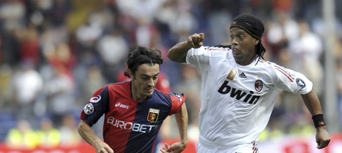 Ronaldinho z AC Milán a Giuseppe Biava z FC Janov (vlevo).