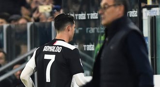 Ronaldovy manýry: po střídání zmizel v šatně a odjel před koncem