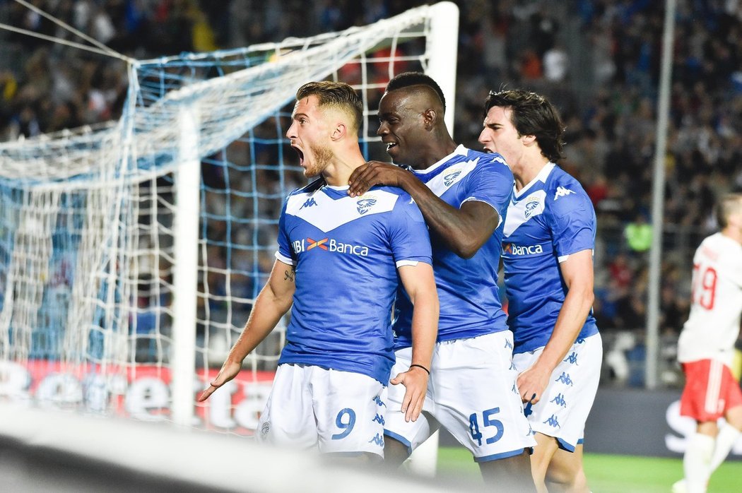 Fotbalisté Brescie oslavují gól  Alfreda Donnarummy (9) proti Juventusu