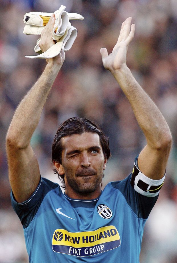 Brankářská opora Juventusu Gianluigi Buffon mrká na fanoušky. Nebo na Alenu Šeredovou? Brankářská opora Juventusu Gianluigi Buffon mrká na fanoušky. Nebo na Alenu Šeredovou?