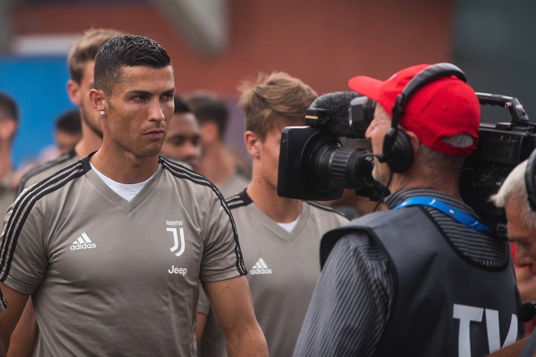 Cristiano Ronaldo při tréninku Juventusu. Pod dohledem kamer je neustále...