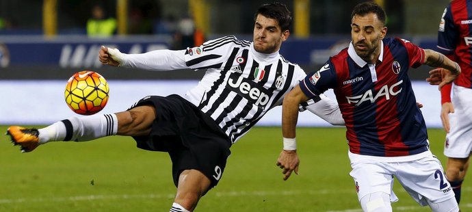 Útočník Juventusu Alváro Morata v souboji s Francem Brienzou z Boloni