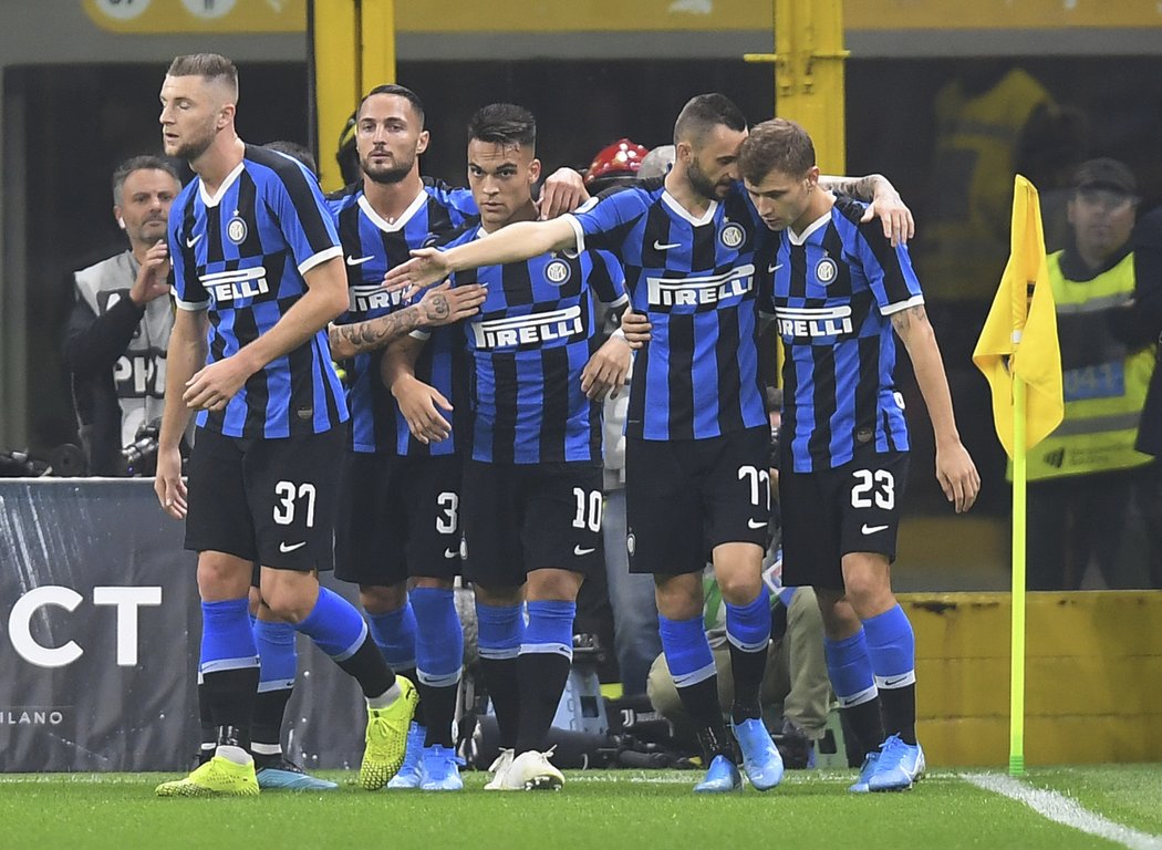 Hráči Interu Milán se radují z gólu, z duelu s Juventusem však nakonec odešli poražení