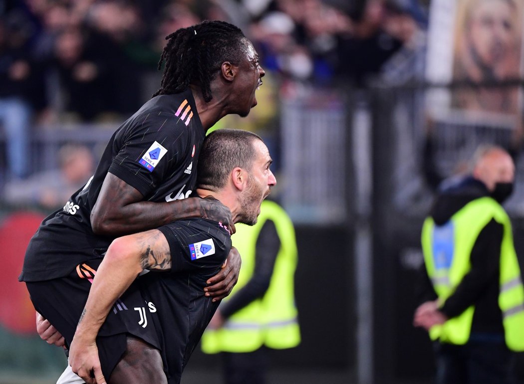 Fotbalisté Juventusu slaví druhý gól Leonarda Bonucciho proti Laziu