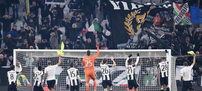 Radost v Turíně. Fotbalisté Juventusu na domácím hřišti ničí soupeře, vyhráli 26 zápasů v řadě.