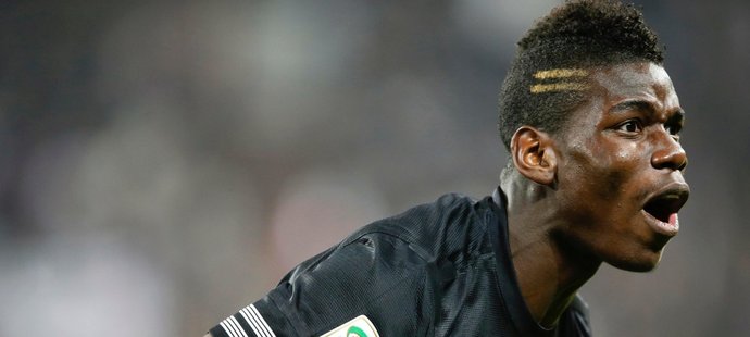 Paul Pogba z Juventusu se raduje po gólu v síti Neapole