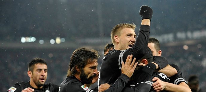 Fotbalisté Juventusu slaví gól v zápase proti Boloni