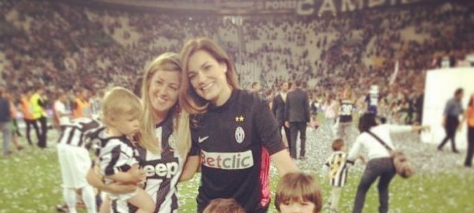 Česká kráska Alena Šeredová slavila mistrovský titul na stadionu Juventusu spolu se svým manželem Gianluigi Buffonem a dvěma syny. Radost měli i další hráči Staré dámy i tisíce fanoušků