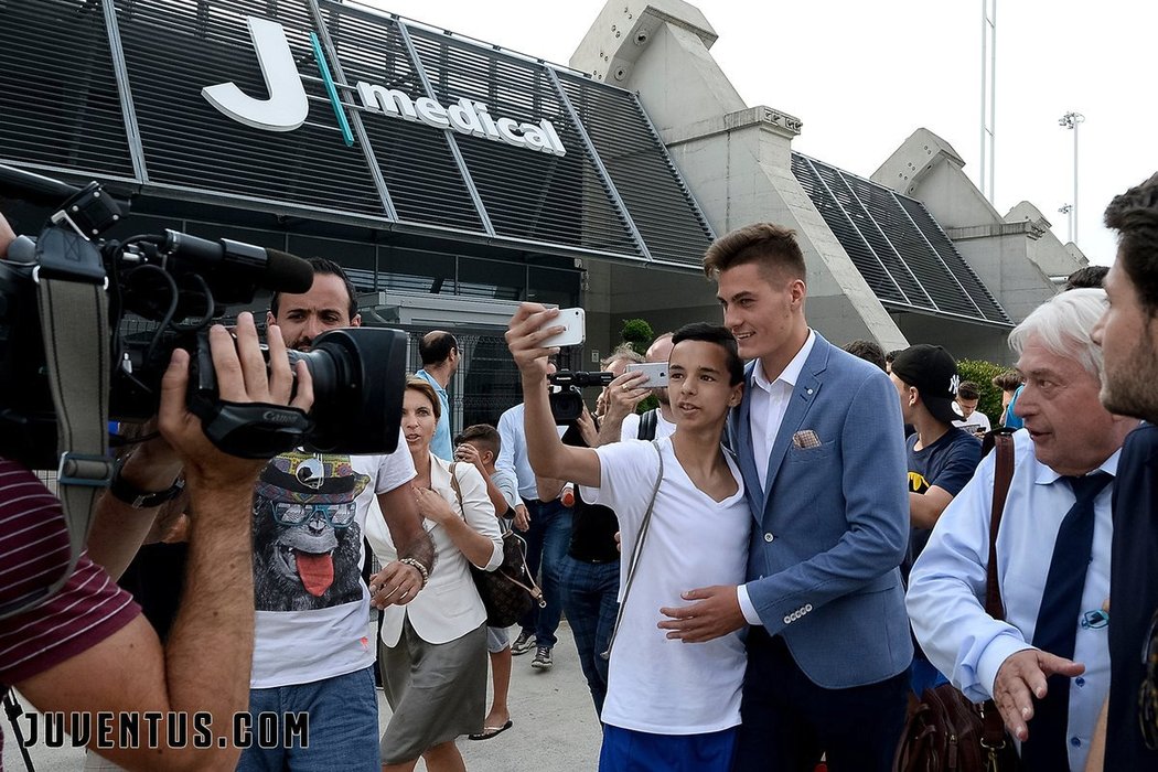 Patrik Schick se už v Turíně, kde byl na zdravotní prohlídce, fotil s fanoušky Juventusu