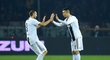 Giorgio Chiellini a Cristiano Ronaldo se radují z branky do sítě Turína