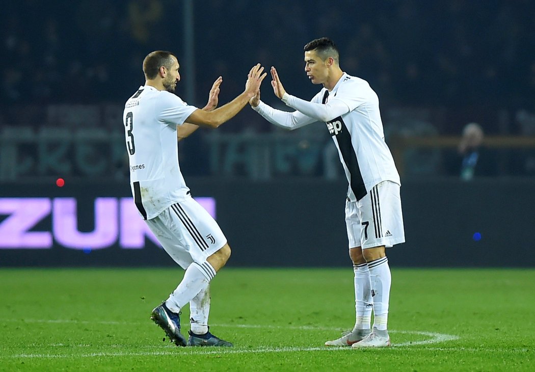 Giorgio Chiellini a Cristiano Ronaldo se radují z branky do sítě Turína