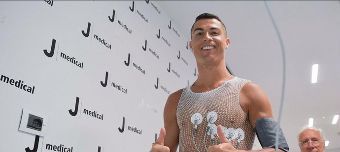 Cristiano Ronaldo při zdravotních testech ve středisku Juventusu