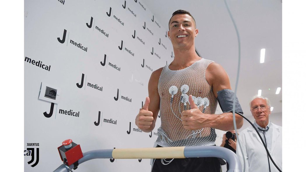 Cristiano Ronaldo při zdravotních testech ve středisku Juventusu
