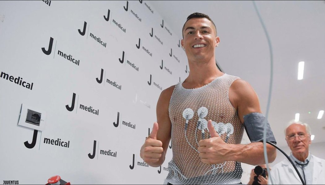 Cristiano Ronaldo při zdravotních testech ve středisku Juventusu