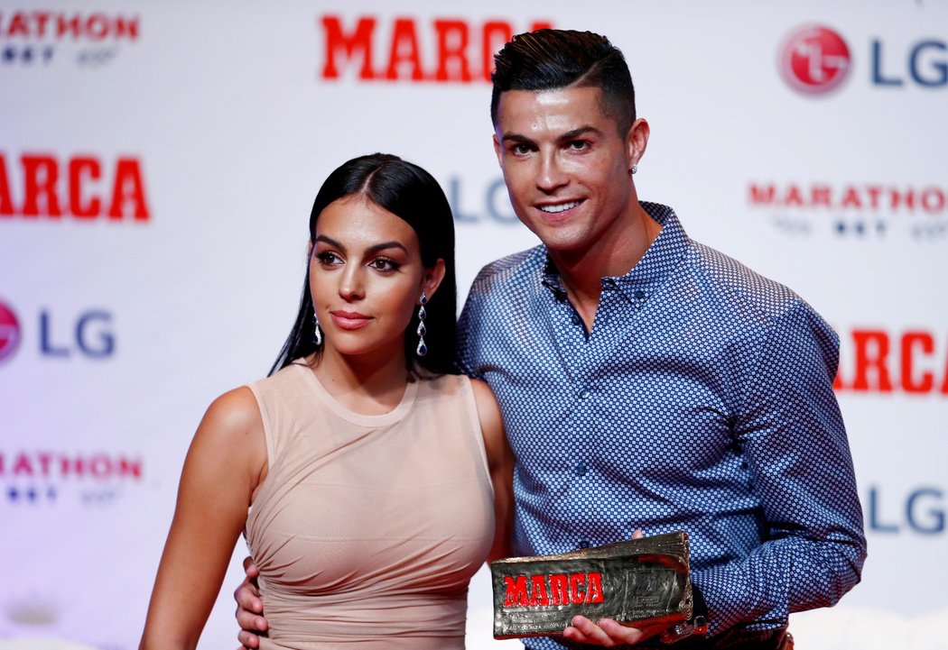 Cristiano Ronaldo se svou partnerkou Georginou při předávání ceny španělského listu Marca