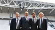 Maurizio Sarri (druhé zleva) podepsal s Juventusem tříletou smlouvu