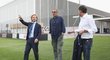 Pavel Nedvěd provází nového kouče Juventusu Maurizia Sarriho tréninkovým centrem