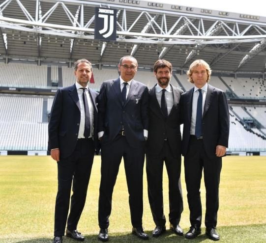 Maurizio Sarri (druhé zleva) podepsal s Juventusem tříletou smlouvu