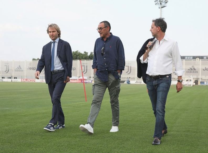 Pavel Nedvěd provází nového kouče Juventusu Maurizia Sarriho tréninkovým centrem