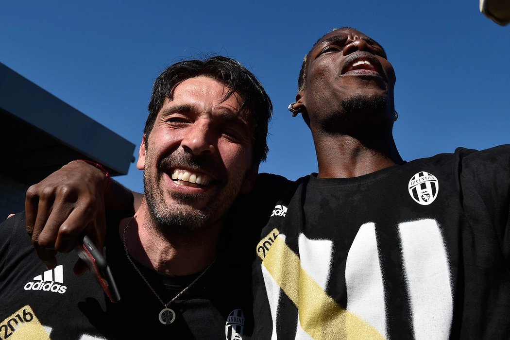 Gianluigi Buffon a Paul Pogba se radují z mistrovského titulu Juventusu