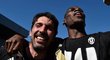 Gianluigi Buffon a Paul Pogba se radují z mistrovského titulu Juventusu