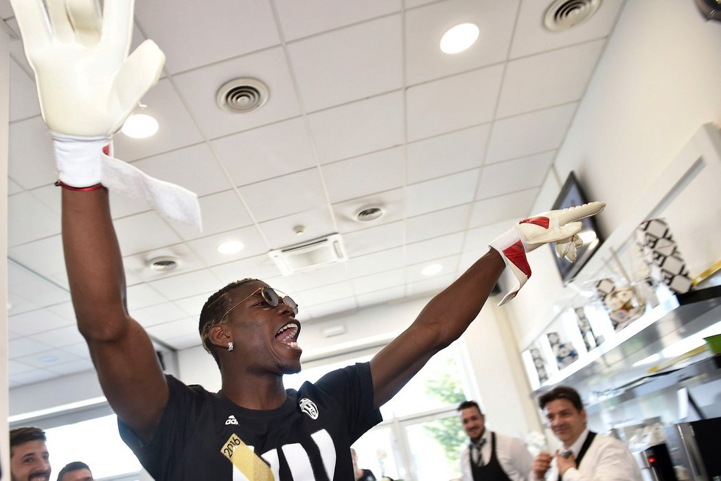 Paul Pogba, ústřední hvězda italského Juventusu při oslavách mistrovského titulu