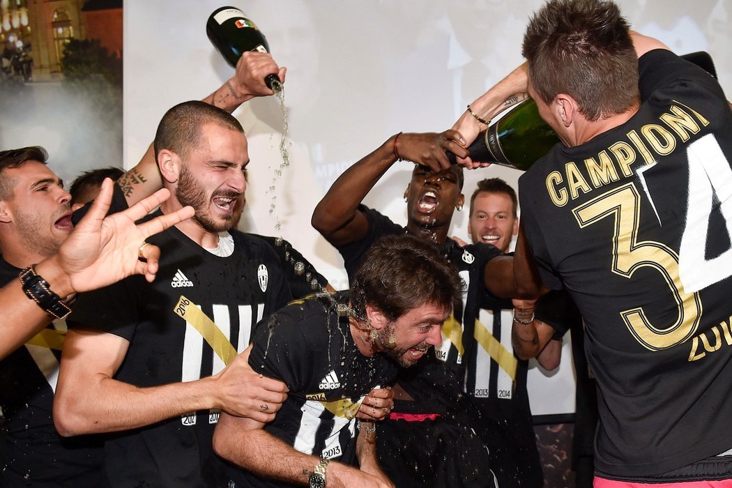 Fotbalisté Juventusu slaví mistrovský titul