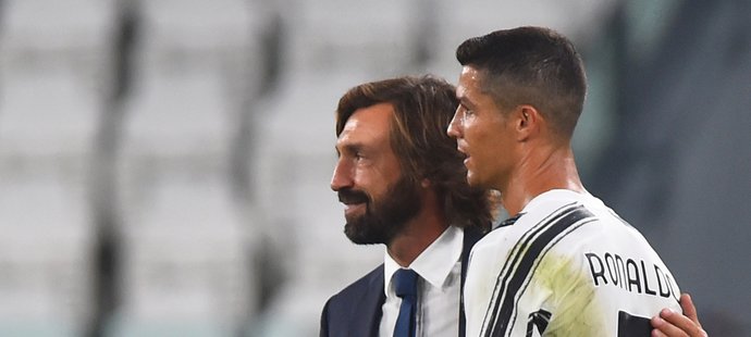 Trenér Juventusu Andrea Pirlo s hlavní hvězdou týmu Cristianem Ronaldem