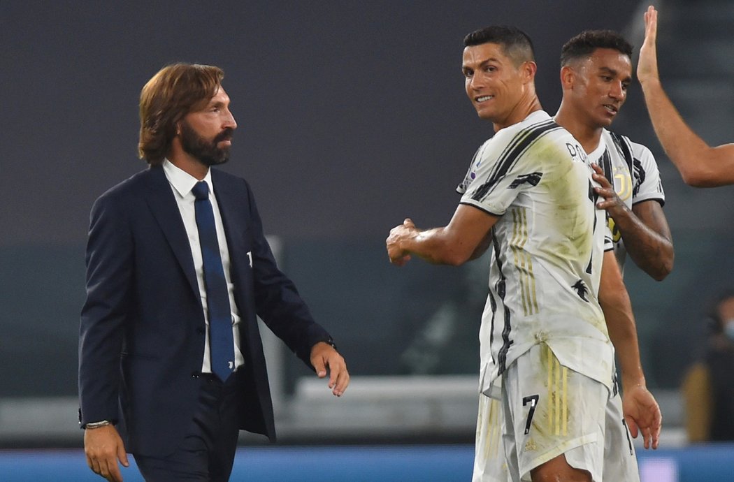 Trenér Andrea Pirlo a útočník Cristiano Ronaldo se radují po výhře v prvním kole italské ligy