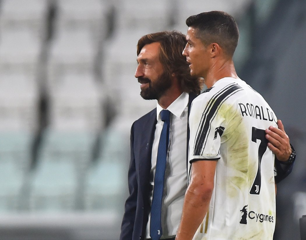 Trenér Juventusu Andrea Pirlo s hlavní hvězdou týmu Cristianem Ronaldem