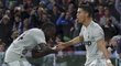 Blaise Matuidi slaví gól Juventusu se střelcem Cristianem Ronaldem