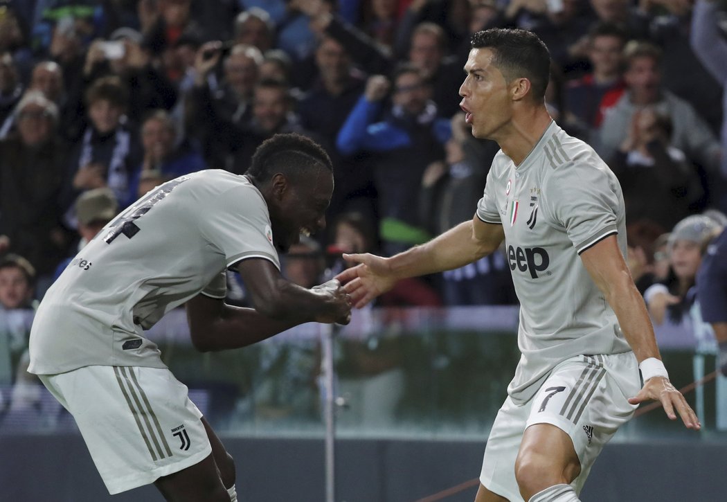 Blaise Matuidi slaví gól Juventusu se střelcem Cristianem Ronaldem