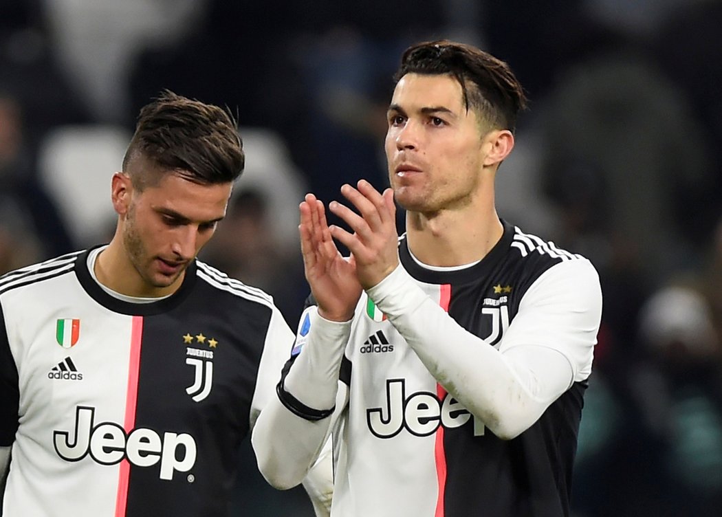 Cristiano Ronaldo děkuje fanouškům po výhře Juventusu nad Udine