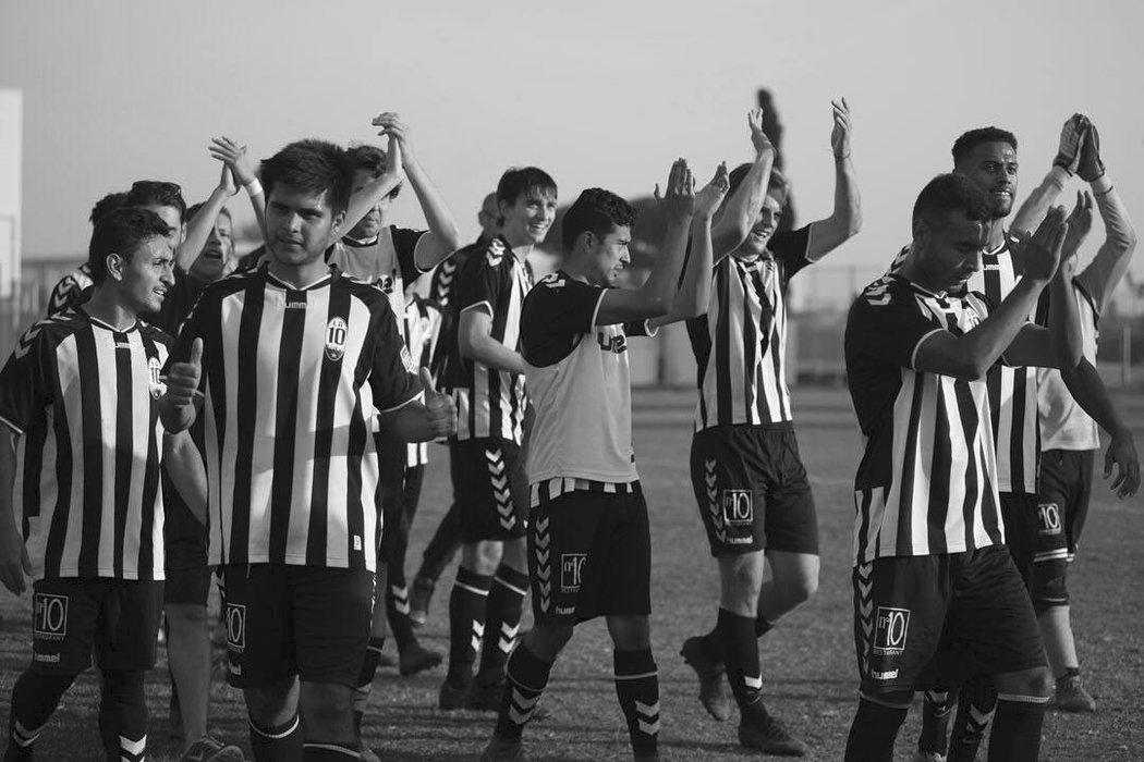 Fotbalisté LA10 slaví postup do United Premier Soccer League