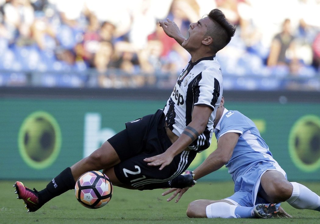 Paulo Dybala padá v zápase proti Laziu