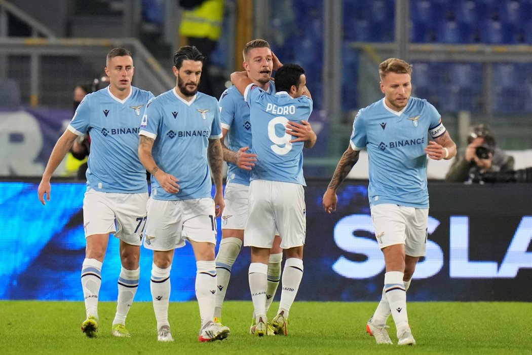 Fotbalisté Lazia oslavují vstřelenou branku do sítě Fiorentiny