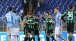 Fotbalisté Sassuola se radují z gólu na půdě Lazia Řím