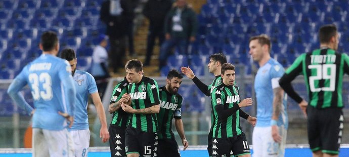 Fotbalisté Sassuola se radují z gólu na půdě Lazia Řím