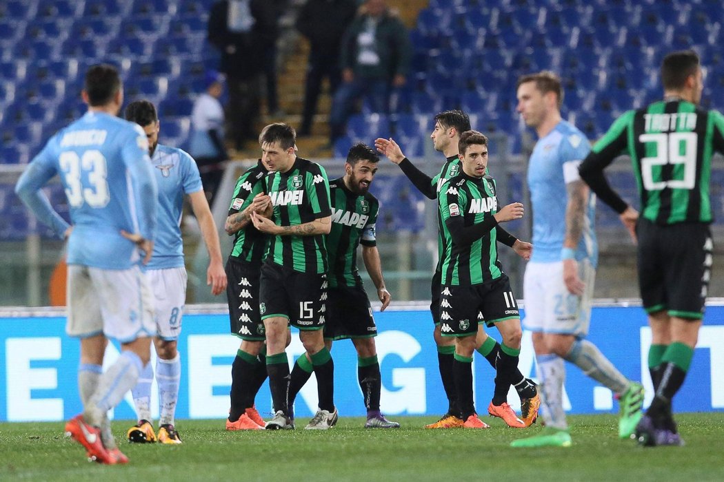 Fotbalisté Sassuola se radují z gólu na půdě Lazia Řím