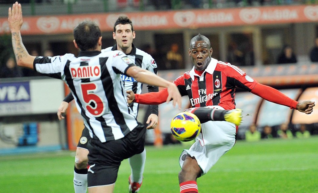 Mario Balotelli se trefil hned v prvním mistrovském zápase za AC Milán, gól vstřelil do sítě Udine